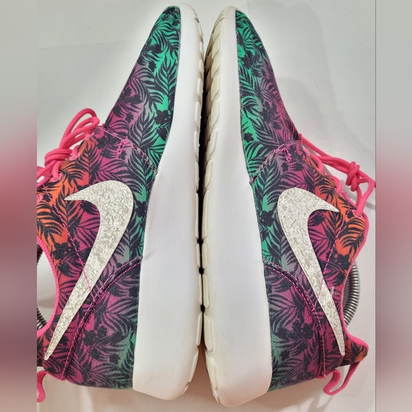 NIKE ROSHE RUN FLORAL PRINT MULTI-COLOR YOUTH SIZE 7/WOMEN 8.5 677784-602 A9 - Picture 12 of 15